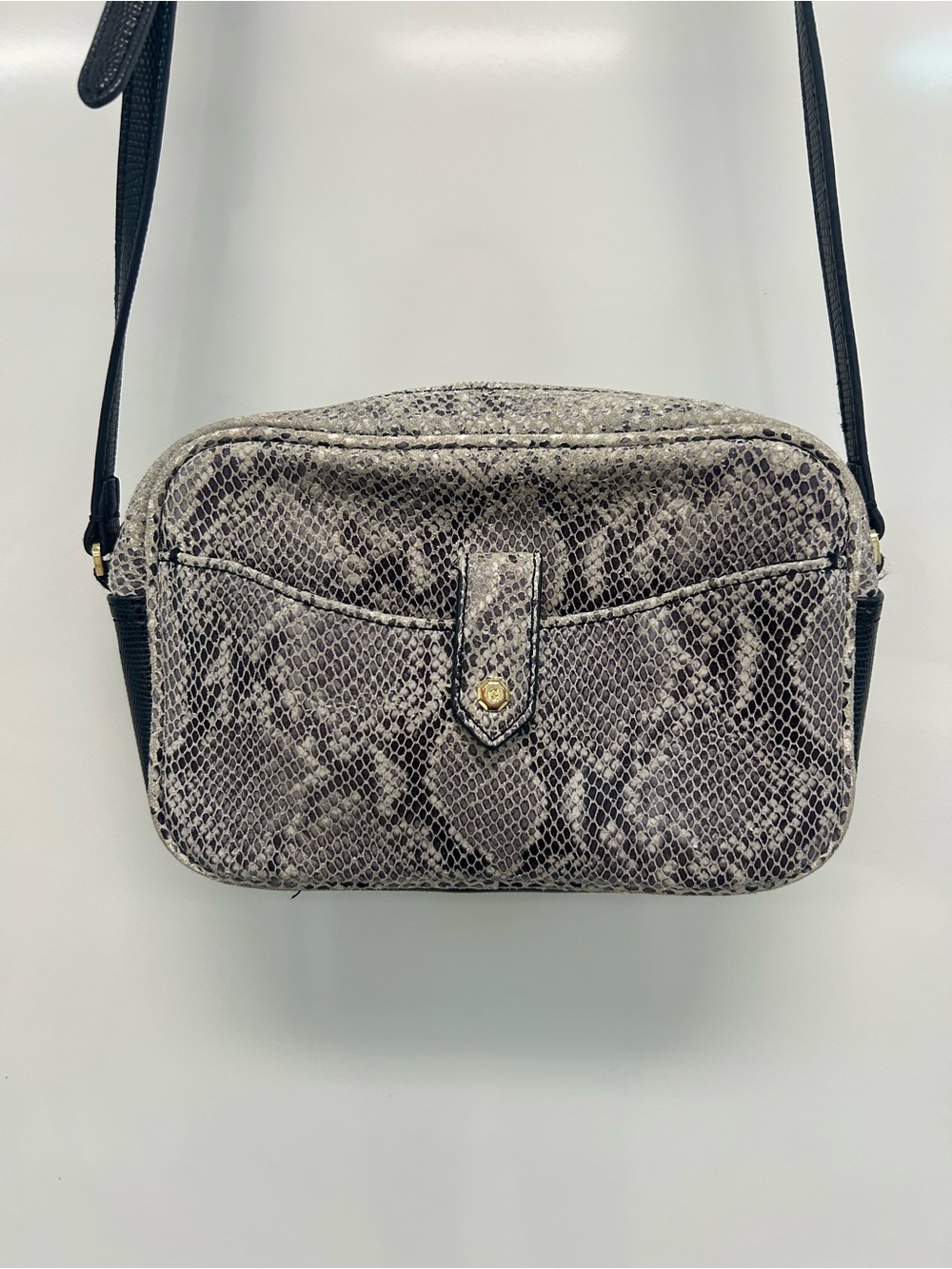 G.I.L.I leather Snake-Print Crossbody Bag in Gray